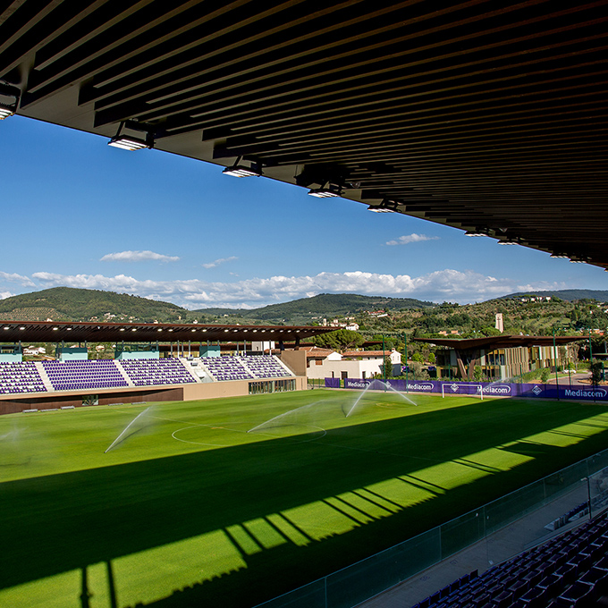 Un grande stadio con un campo e posti a sedere