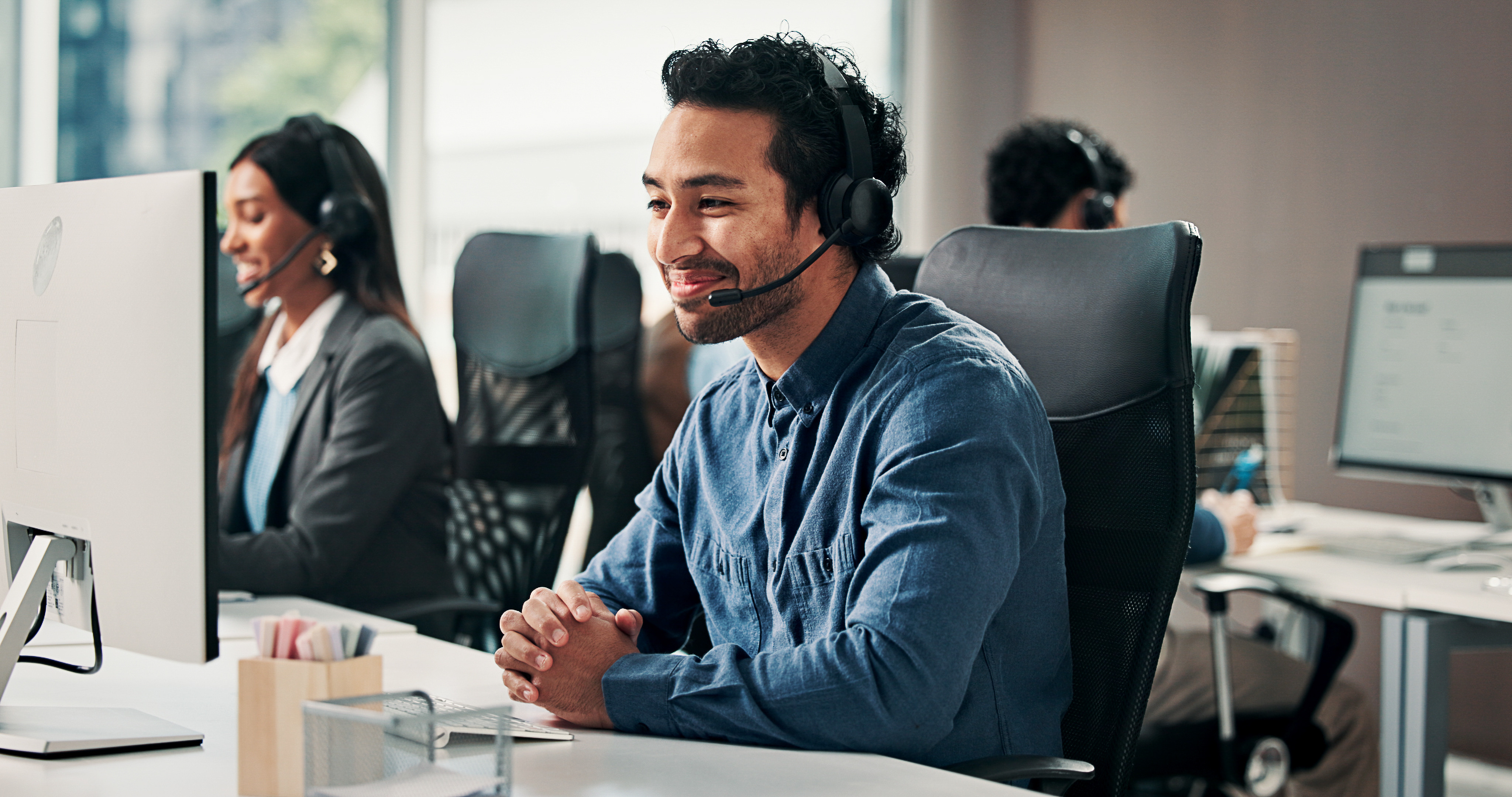 Customer support team providing help through a contact centre, demonstrating responsive service, communication and customer experience management.