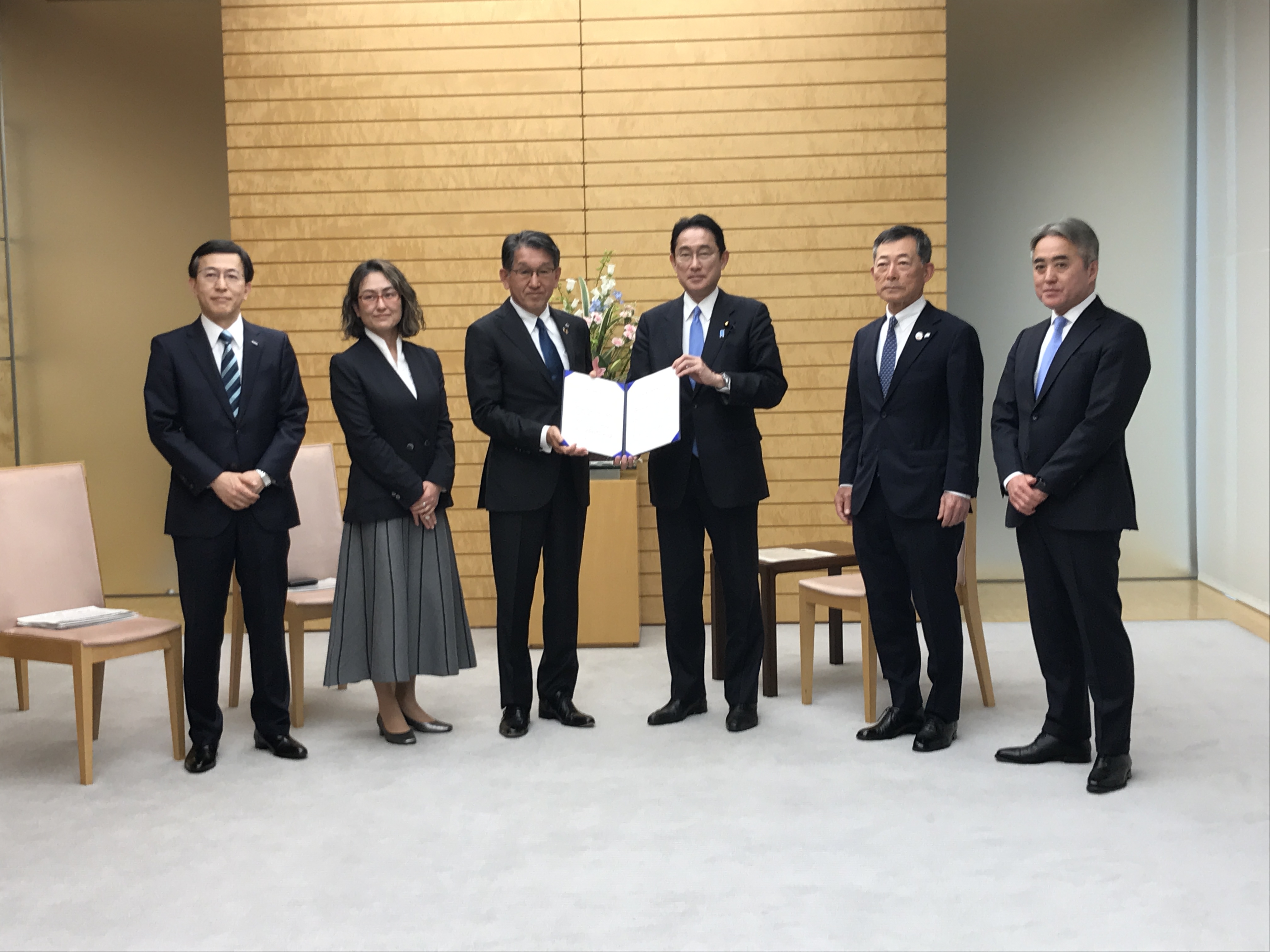 Ricoh President & CEO hands policy proposal on climate crisis to the Prime Minister of Japan as Co-chair of JCLP